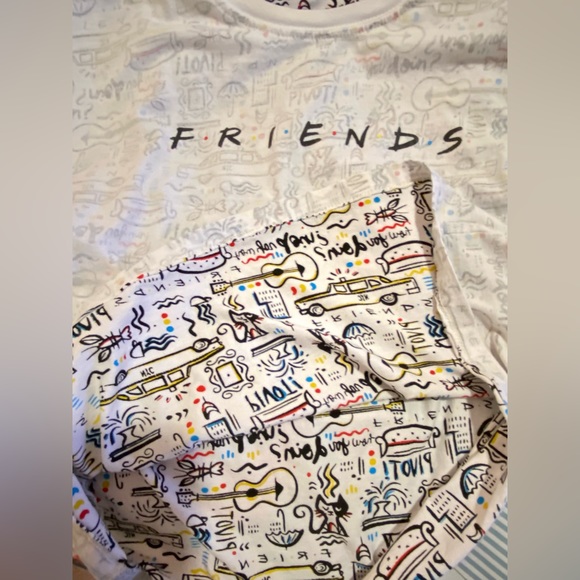 💰5/$25 Friends TV Series Inside Out Tshirt Size Small - Picture 6 of 6